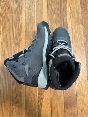 Columbia Dark Gray Outdoor Hiking Boots with Light Gray Accents